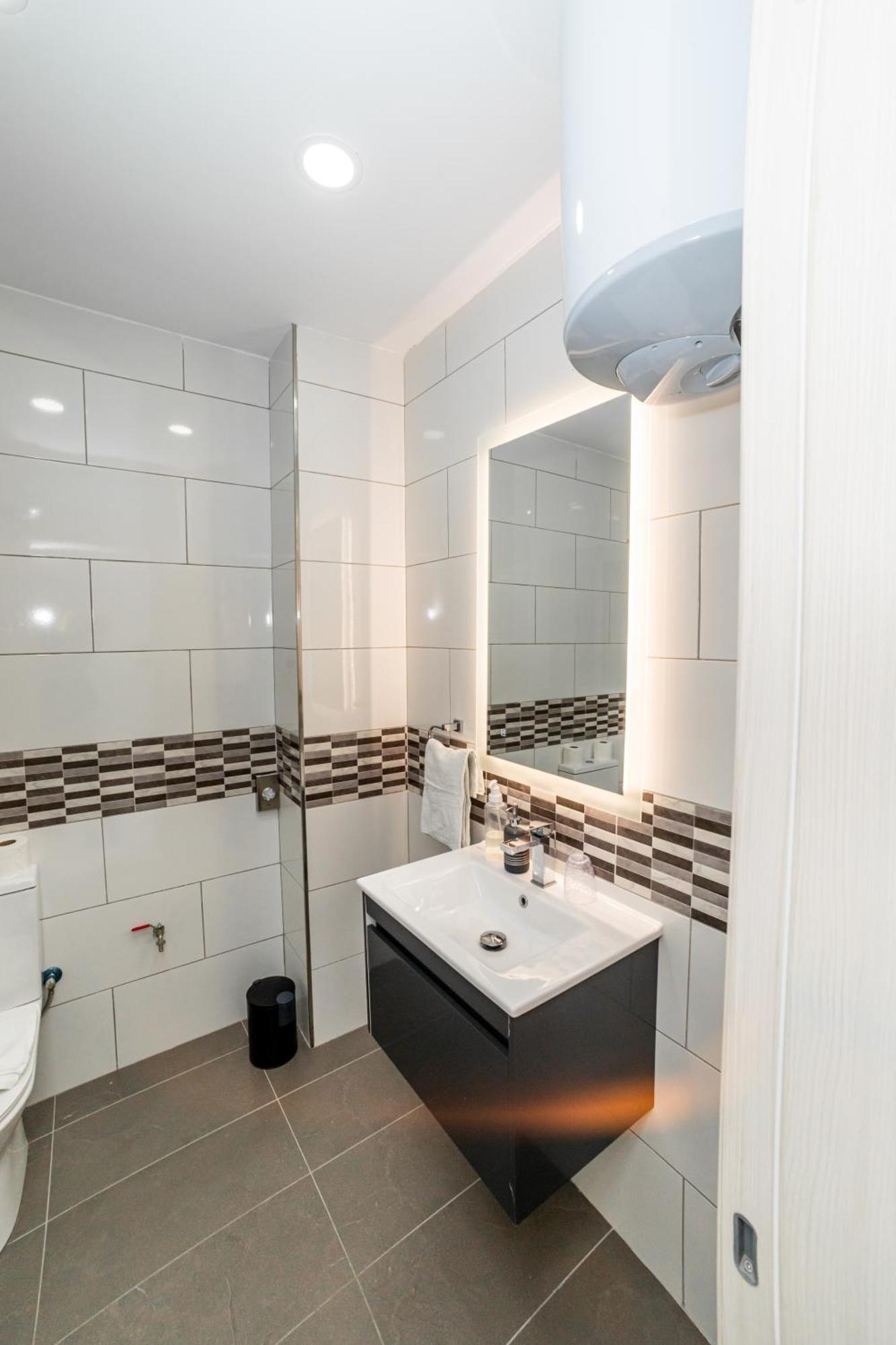 Sea Breeze, Spacious 2-Bedroom Lux Seaside Apartments Сент-Полс-Бей Экстерьер фото