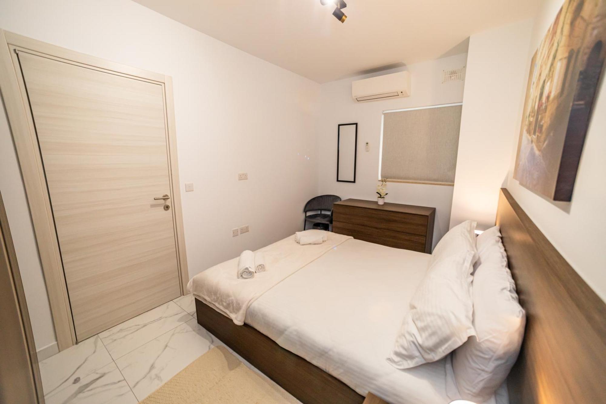 Sea Breeze, Spacious 2-Bedroom Lux Seaside Apartments Сент-Полс-Бей Экстерьер фото